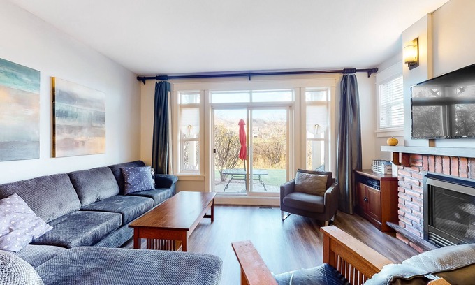 The Blue Mountains Condo | Convenient & Homey Condo w/Free WiFi & Gas Grill - Walk to Blue Mountain Village