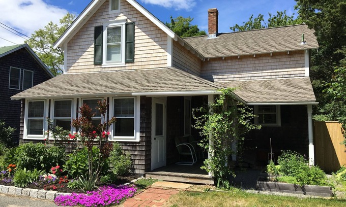 Oak Bluffs House | Convenient In-Town (Oak Bluffs) Location