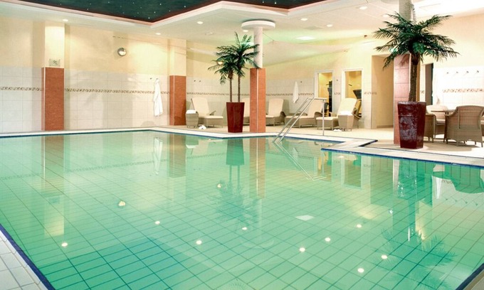 Schelfhorst Hotel | Convenient Location! Outdoor Pool, Free Parking! Close to Groninger Museum