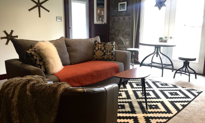 Kenilworth Apartment | Convenient Location : Charming & Stylish : Modern Amenities