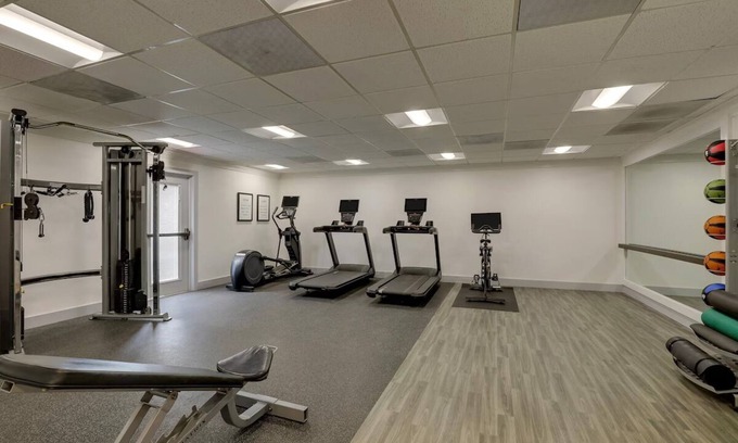 San Jose Hotel | Convenient Location! Close to Norman Y. Mineta Airport, with Outdoor Pool!