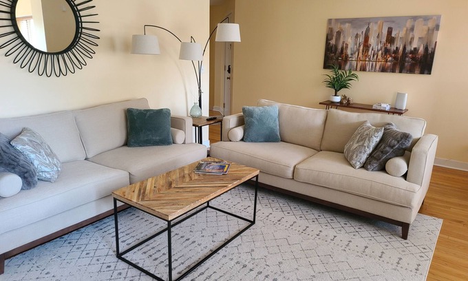 Rogers Park Apartment | Convenient Location Near Loyola/Northwestern