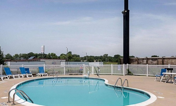 Van Buren Hotel | Convenient Room Located at Interstate 40 | Access to Downtown