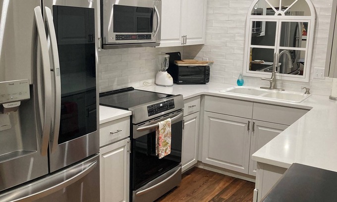 Radcliffeborough Condo | Convenient Spacious Condo Perfectly Located in Historic Downtown Charleston