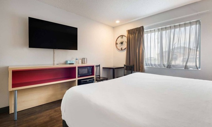 Ontario Hotel | Convenient Stay in Ontario! Pool, Free Breakfast, Free Parking, Pets Allowed
