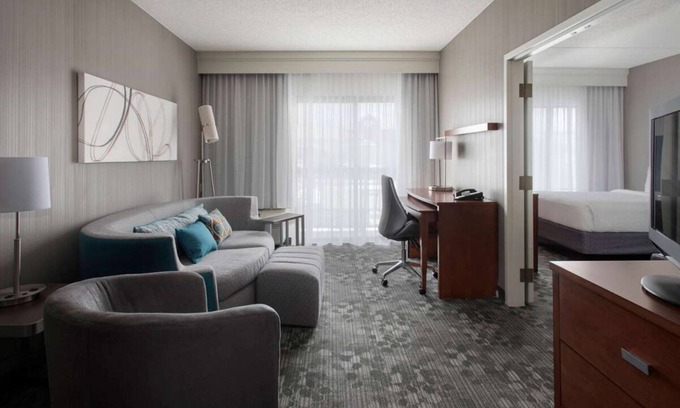 Milford Hotel | Convenient Stay, Superb Location! 2 Modern Units in Milford, Near Calzone Park