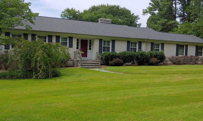 Sedgefield House | Convenient to Colosseum, Aquatics Center, Furniture Market, Sedgefiled Golf