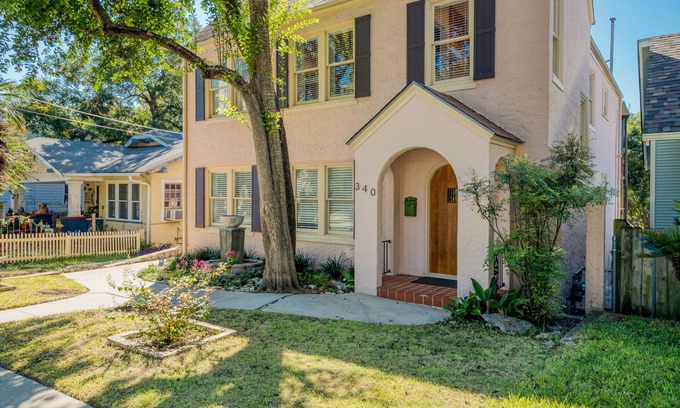 Monte Vista House | Convenient to Downtown, Riverwalk, Pearl, Zoo and Museums! New Hot Tub!