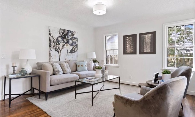 St. Louis Park House | Convenient to lakes, bike trails, parks. Dog-friendly. Fenced Yard.