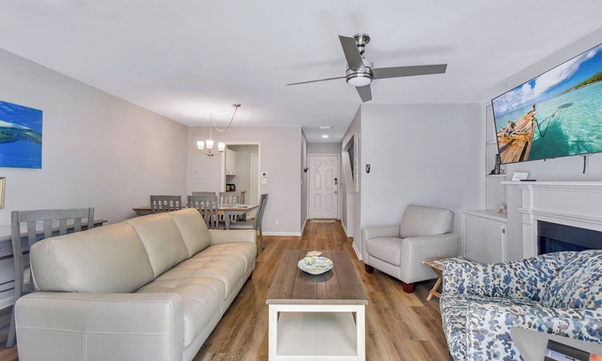 Saint Simons Heights Condo | Convenient to shops, restaurants, night life, with a community pool