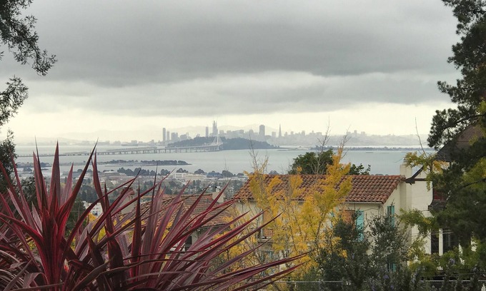 Berkeley Hills Apartment | Convenient walk to UC, Haas, MSRI, Simons and Goldman School. Historic home.