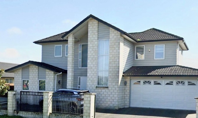 Hamilton House | Conveniently, everything you need is just a 5-minute walk away