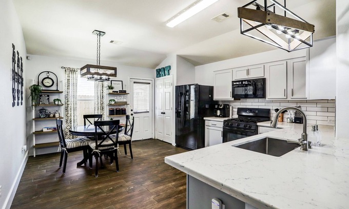 Northeast Houston House | Conveniently located by IAH Airport and Highways. Family and Pet-friendly.