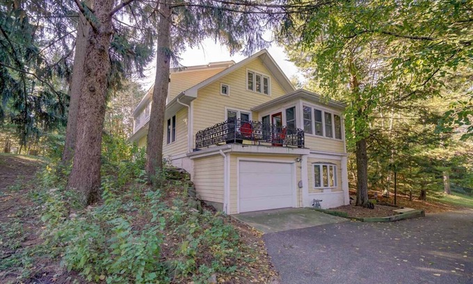 Spring Harbor House | Conveniently Located just off University Avenue on Madison's West Side