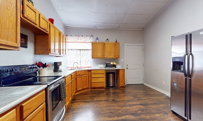 Ingleside House | Conveniently located house with spacious rooms & full kitchen