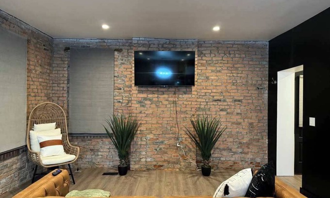 Italian Village House | Convention - Free Parking - Short North - King Bed