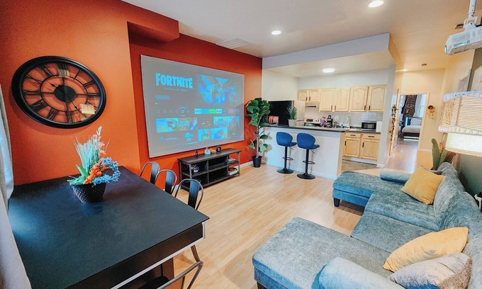 Center City Apartment | Convention Lux/4 King Beds/Pool Table/120" P