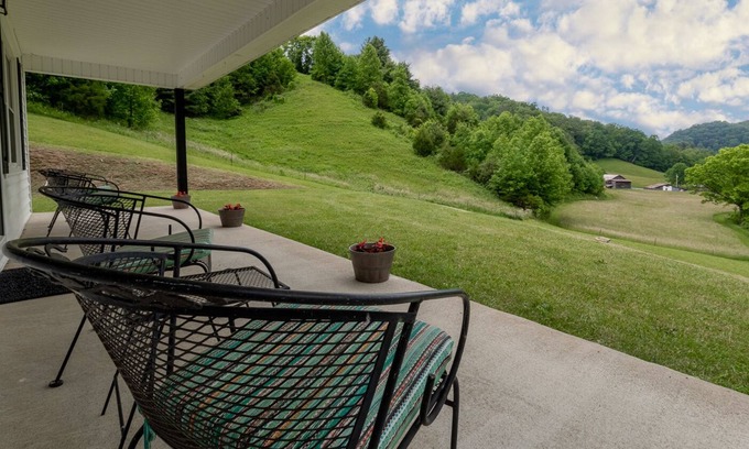 Marshall Cottage | Conway Cottage: A peaceful countryside escape with a fire pit and Pet Friendly!