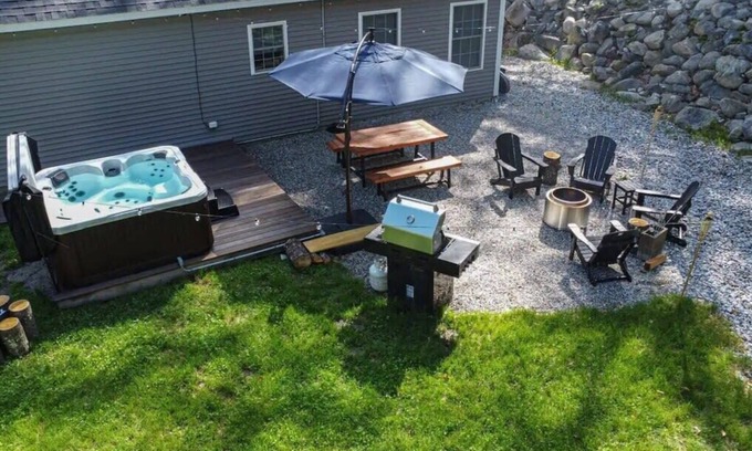Conway House | Conway Escape~Hot Tub~Fire Pit~Hiking