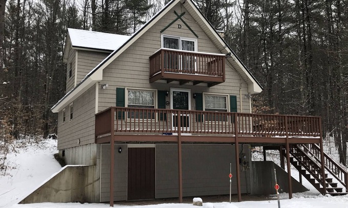 Center Conway Ski Chalet | Conway NH Chalet Rental Dec '23-Apr '24. 30 day discounts
