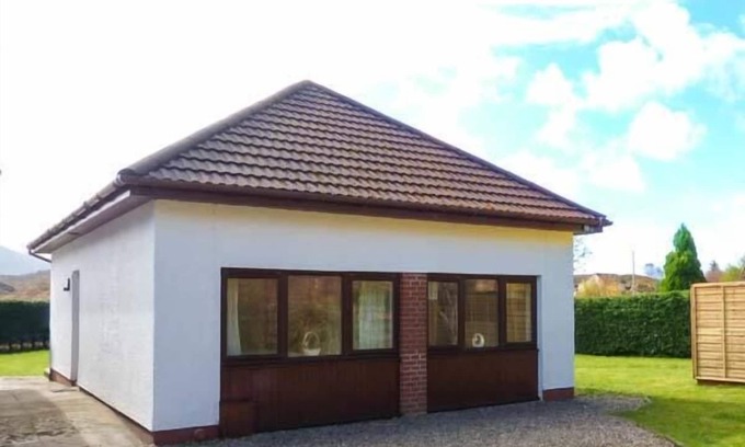 Morar Cottage | COOINDA COTTAGE, country holiday cottage, with a garden in Mallaig