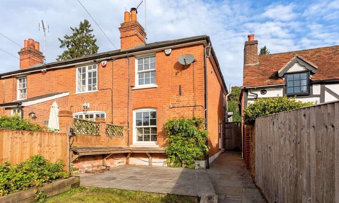 Cookham Dean Cottage | Cookham Stunning Two Bedroom Cottage & Garden Office
