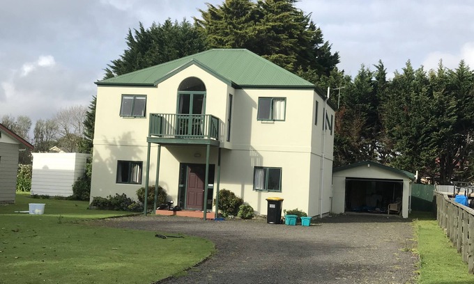Whitianga House | Cooks Cottage, spacious and conveniently located