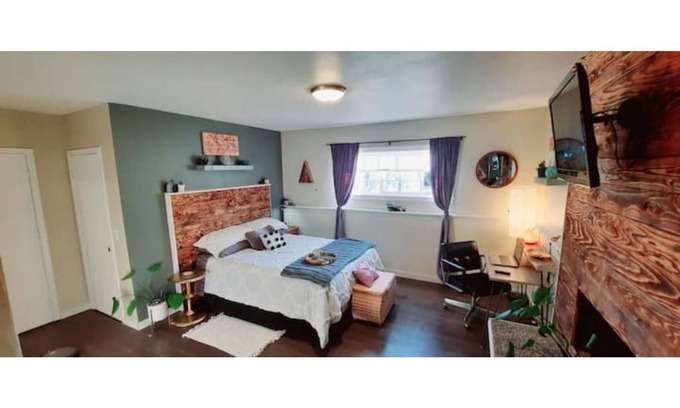 White Center House | Cool & cozy city retreat -15 min drive to Seattle!
