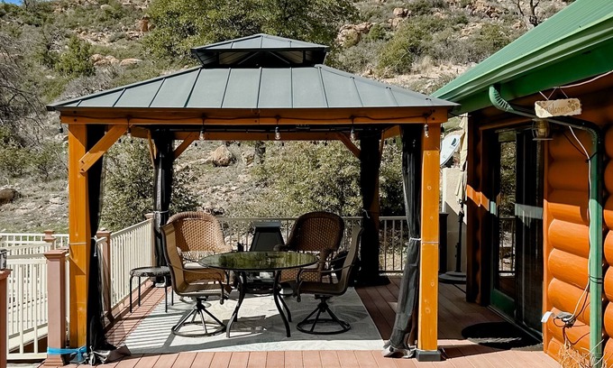 Miami Cabin | Cool getaway near lake & National Forest with treehouse & outdoor entertainment