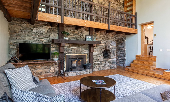 Black Mountain Cabin | Cool Mountain Lodge just 2 Mi to Blk Mt. Hot Tub-Fire Pit 2 King Suites Pet OK.