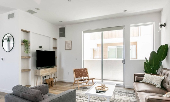 Valley Village House | Cool Valley Village 3BR, near Bars, Groceries & Dining, by Blueground