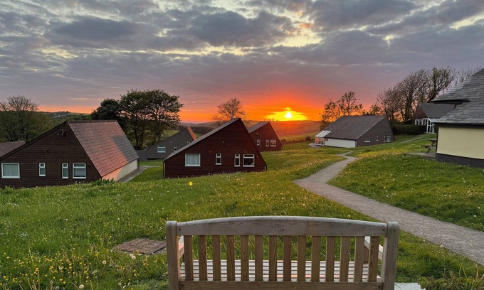 Bude Ski Chalet | Coombe View Cornwall Holiday Lodge Near Bude. Sea Views. Large Patio Sleeps 6.