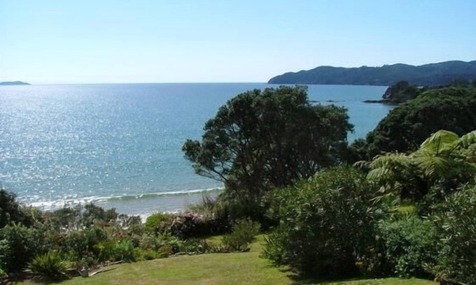 Coopers Beach House | Coopers Beach Retreat- the black bach, beachfront and pet friendly