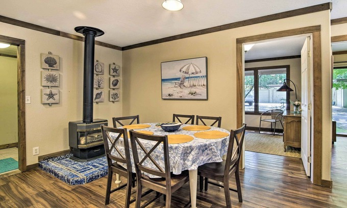 Coos Bay Cottage | Coos Bay Cottage w/Fireplace & BBQ Patio!