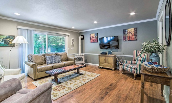 Coos Bay Cottage | Coos Bay Retreat < 2 Mi to Marina & Casino!