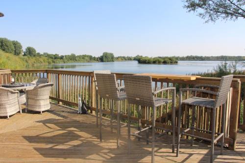 Cirencester House | Coot Cottage - holiday house with fantastic lake views