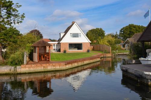 Hoveton House | Coots - beautiful property in the heart of Wroxham sits on the waterside