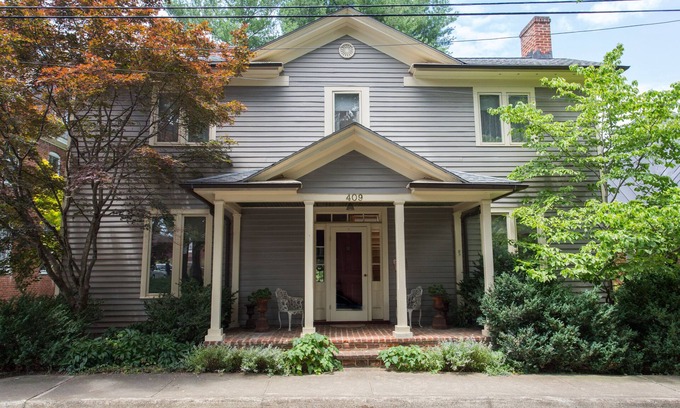 North Downtown House | Cope Foster - King room | Downtown Cville!