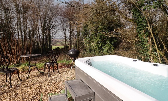 Blandford Saint Mary House | COPPER BEACH, romantic, with hot tub in Blandford Forum