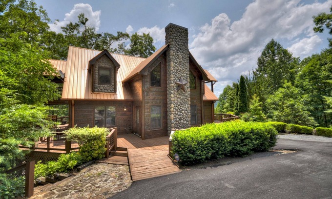 Raccoon Ridge Cabin | Copper Top | Hot Tub | MTN Views | Outdoor Fireplace