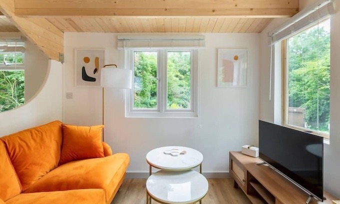 Blandford Saint Mary Ski Chalet | COPPERBEECH - ROMANTIC ESCAPE | SLEEPS 2 | HOT TUB | BBQ | PATIO | WI-FI