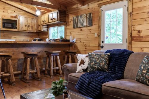 Logan House | Copperhead Cabin- Hocking Hills Hot Tub Games