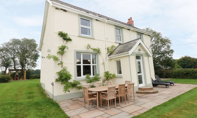 Narberth Cottage | COPYBUSH COTTAGE, pet friendly, luxury holiday cottage in Lawrenny