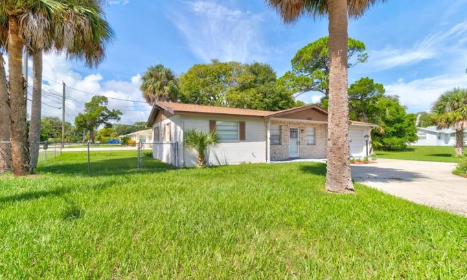 South Daytona House | Coquina Cabana with fenced yard and adorable decor