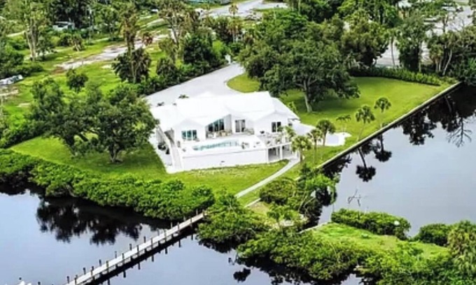 Placida House | Coral Creek Cottage, minutes from Boca Grande. 3BR with dock and access to gulf