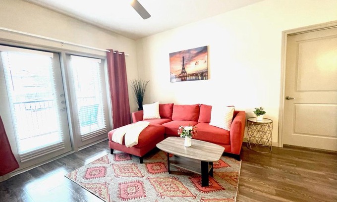 Montopolis Apartment | Coral Garden