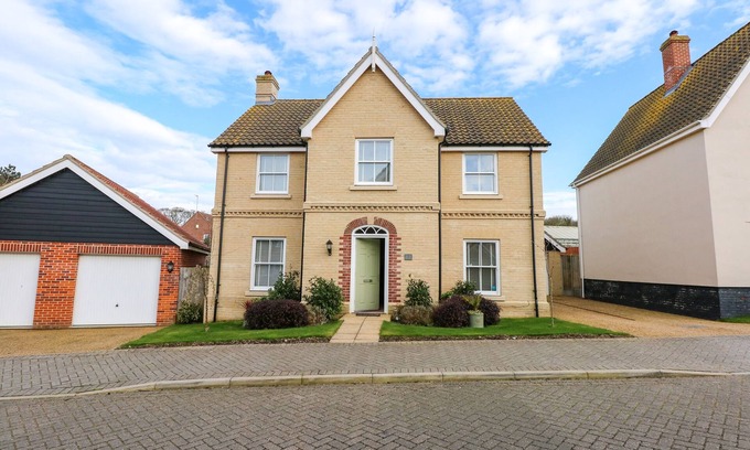 Overstrand Cottage | CORAL HOUSE, luxury holiday cottage, with a garden in Overstrand
