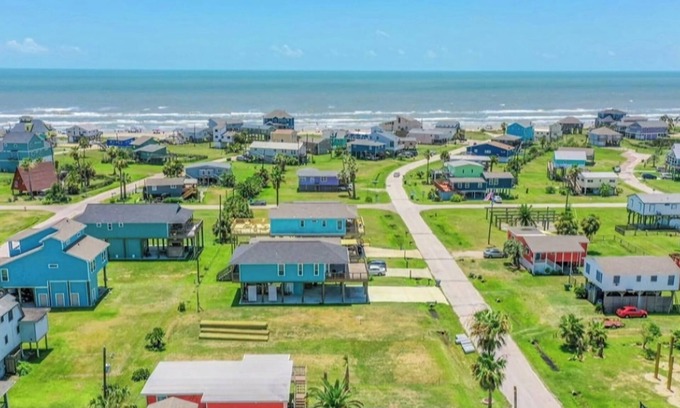 Pirates Beach West House | Coral Reef - BeachSide Getaway, King Bed, EV Charging, Fast WiFi, Roku TVs