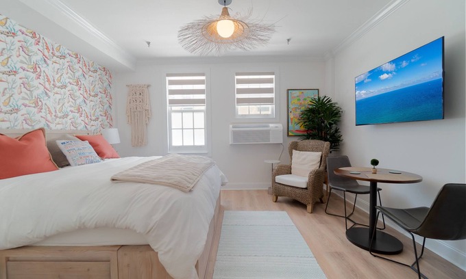 Palm Beach - West Palm Beach Condo | Coral Reef King Retro King Suite - Palm Beach Island near Beach