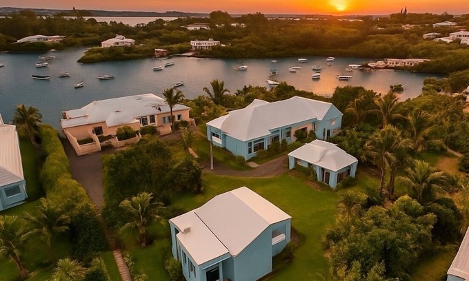 Southampton Cottage | Coral Suite - close to beaches/kayaks/dock/stunning views/EVcharger